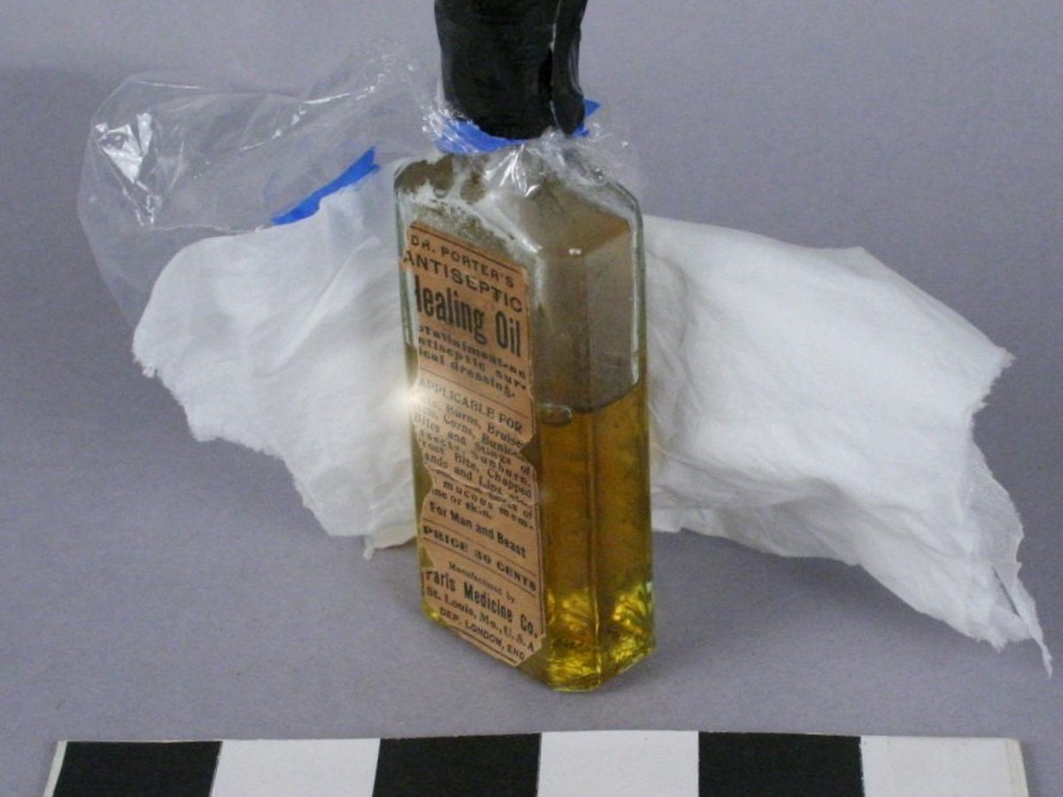 药瓶标签,Healing Oil 几个字上有闪光灯光斑